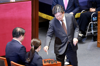 [포토] 투표하는 권성동 국민의힘 원내대표