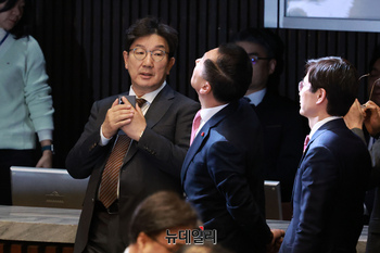 [포토] 휴대폰 숨겨 보는 권성동 국민의힘 원내대표