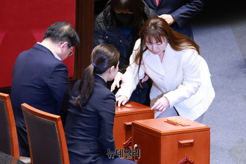 [포토] 尹 대통령 탄핵소추안 투표하는 김예지 의원