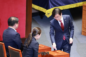 [포토] 본회의서 탄핵안 표결하는 조경태 국민의힘 의원