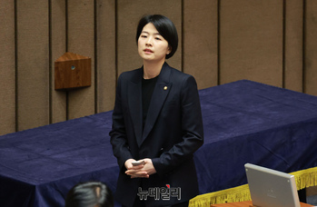 [포토] 투표 위해 이동하는 한지아 국민의힘 의원