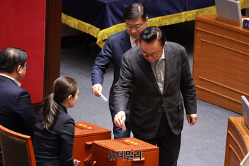 [포토] 투표하는 고동진 국민의힘 의원