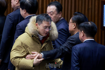 [포토] 의원들과 인사 나누는 김상욱 국민의힘 의원