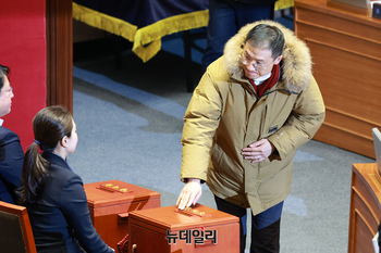 [포토] 尹 대통령 탄핵안 투표하는 김상욱 국민의힘 의원