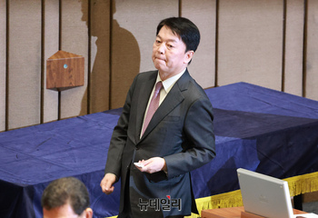 [포토] 투표위해 이동하는 안철수 국민의힘 의원