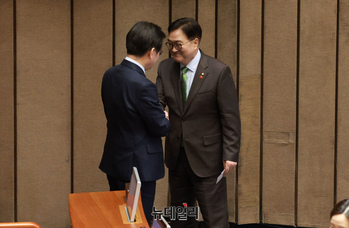 [포토] 악수하는 우원식 국회의장과 이재명 민주당 대표