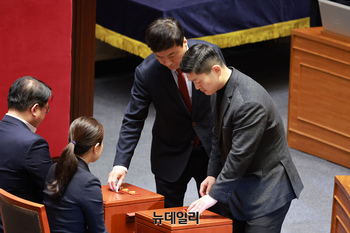 [포토] 함께 투표하는 김재섭·정성국 국민의힘 의원