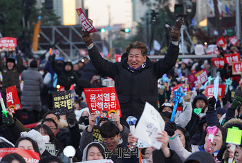[포토] 환호하는 '탄핵찬성' 참가자들 