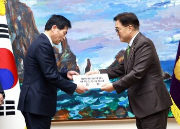 [포토] 대통령(윤석열) 탄핵소추의결서 등본 전달하는 우원식