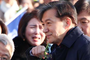 [포토] 수감 전 인사 나누는 조국 전 대표 