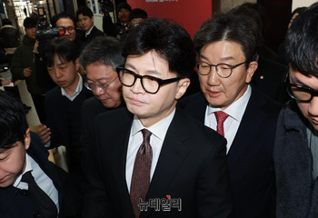 [포토] 권성동 원내대표 뒤로하고 떠나는 한동훈 대표