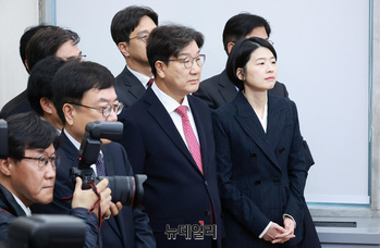 [포토] 한동훈 대표 사퇴 기자회견 지켜보는 권성동 원내대표