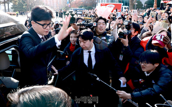 [포토] 지지자에 손들어 인사하는 한동훈 대표