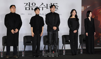 [포토] 검은 사제들 이은 '검은 수녀들' 내년 1월 극장 개봉