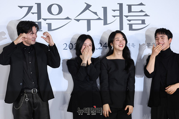 [영상] 하트 만들다 빵터진 검은수녀들 주연배우들