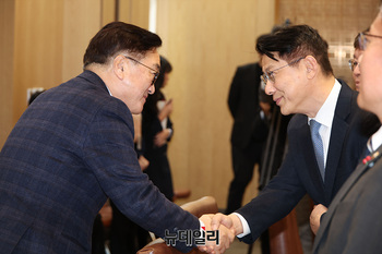 [포토] 악수 나누는 우원식 국회의장 