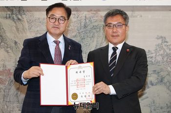 [포토] 위촉장 받은 김석우 법무부 차관 