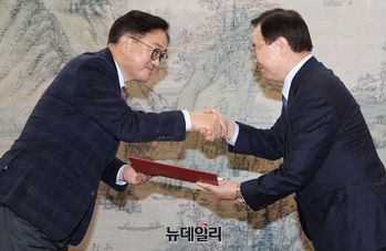 [포토] 악수 나누는 우원식 국회의장과 이석범 변호사