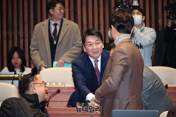 [포토] 대화 나누는 안철수 의원 