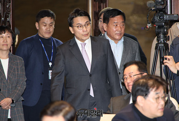 [포토] 의총 참석하는 윤상현 의원