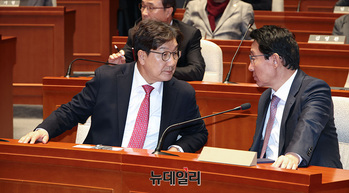 [포토] 대화 나누는 권성동·김상훈 