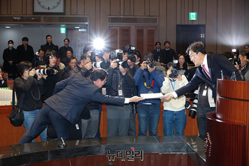 [포토] 자료 건네받는 권성동 원내대표