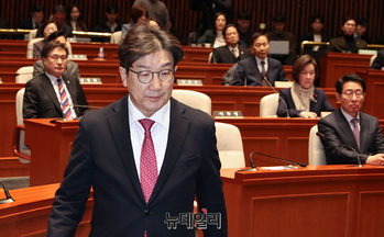 [포토] 단상 향하는 권성동 원내대표