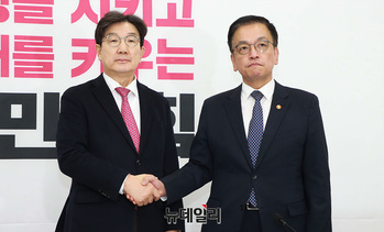 [포토] 기념촬영하는 권성동 원내대표와 최상목 부총리