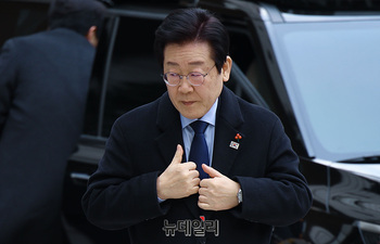 [포토] '대장동 배임·성남FC 뇌물' 공판 출석하는 이재명 민주당 대표