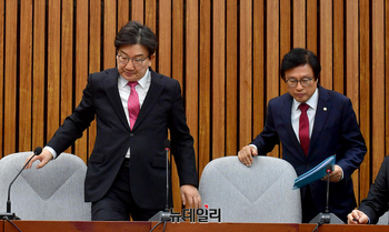 [포토] 원내대책 회의 참석하는 권성동 대표 권한대행