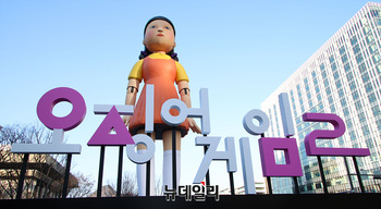 [포토] 광화문에 등장한 '오겜2 영희'