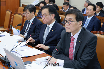 [포토] 경제 상황 답변하는 이창용 한국은행 총재