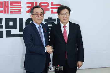 [포토] 조태열 외교부 장관 만난 권성동 당대표 권한대행