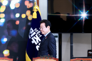 [포토] 회의 참석하는 이재명 더불어민주당 대표