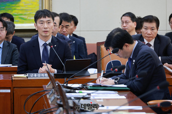 [포토] 정무위 출석한 이복현 금융감독원장