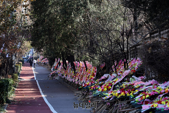[포토] 삼각지부터 이태원입구까지 늘어선 윤석열 대통령 응원 화환