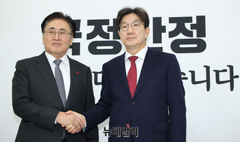 [포토] 기념촬영 하는 유상임·권성동