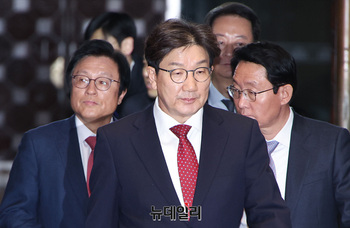 [포토] 의원총회 참석하는 권성동 대표 권한대행