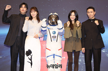[영상] 별들에게물어봐 이민호-공효진-한지은-오정세 '우주인과 함께'