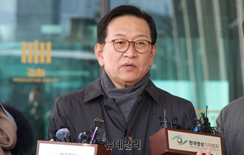 [포토] 입장 발표하는 '尹 40년 지기' 석동현 변호사