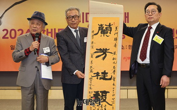 [영상] 휘호 전달하는 초당 이무호 서예가 