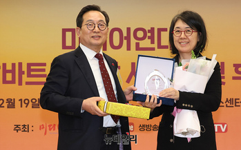 [포토] 알바트로스상 수상한 김윤덕 선임기자