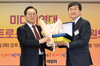 [포토] 오정환 전 MBC노조 비대위원장, 알바트로스상 수상