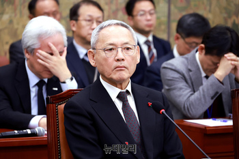 [포토] 국회 출석한 유인촌 문화체육관광부 장관