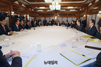 [포토] 고위당정협의회서 대화 나누는 한덕수·권성동