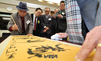 '내부 총질'로 우파 진영 '공멸' 위기 … "뭉치면 살고 흩어지면 죽는다"