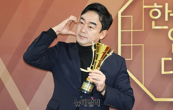 [포토] 정희태 '수상 기념 볼하트'