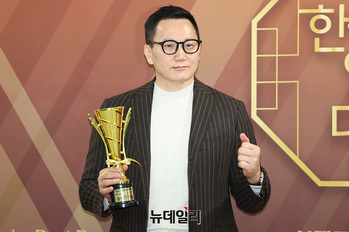[포토] 더원 '주먹 꽉 쥐고'