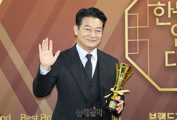 [포토] 조성하 '반가운 손인사'