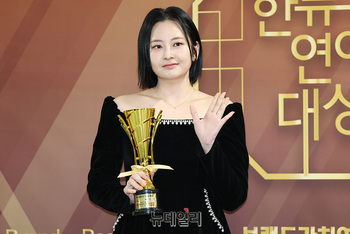 [포토] 태하 '수줍은 손인사'